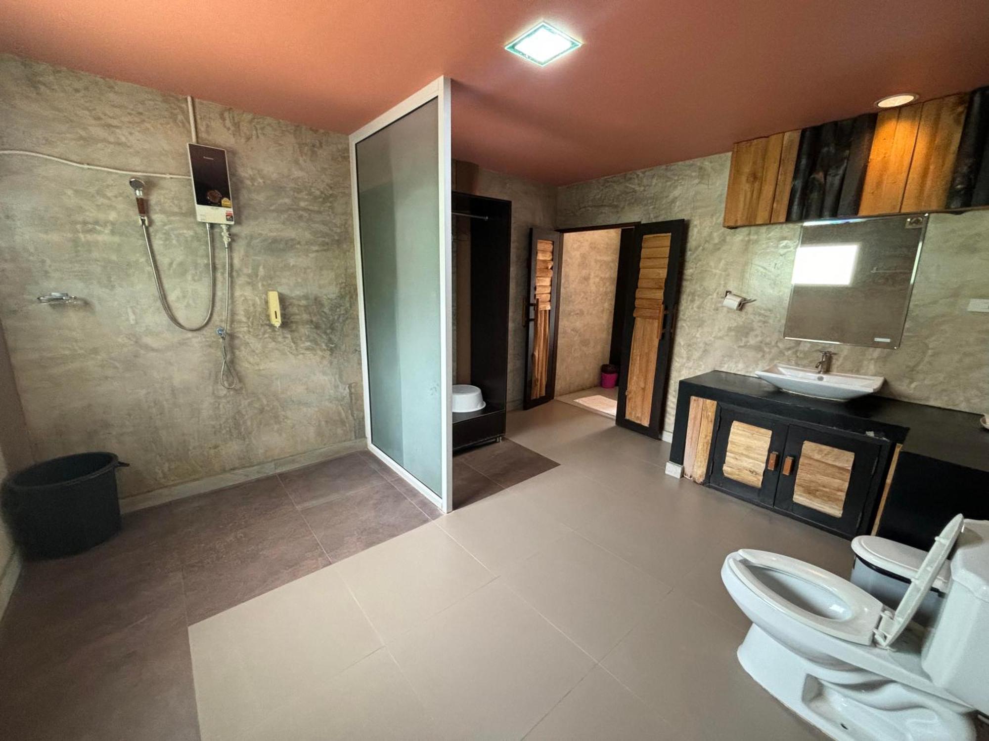 Revolution Kanchanaburi Adventure Hq Ban Chuk Kum Екстер'єр фото